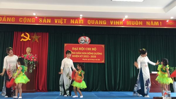 Văn nghệ chào mừng